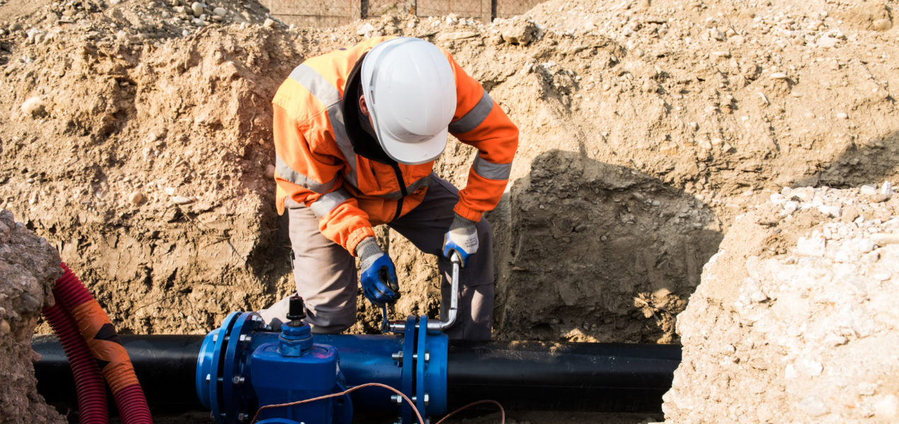 travaux de réseaux par un ouvrier