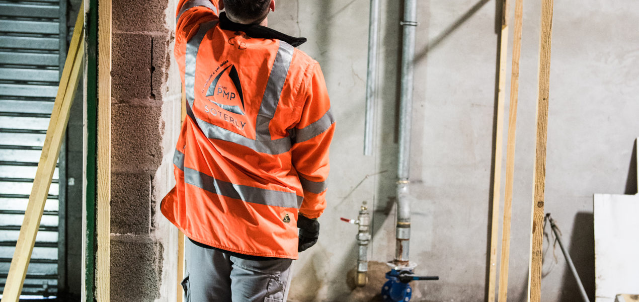 ouvirer de dos sur chantier