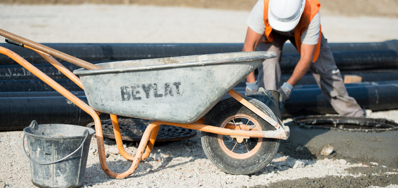ouvrier sur chantier maconnerie beylat tp