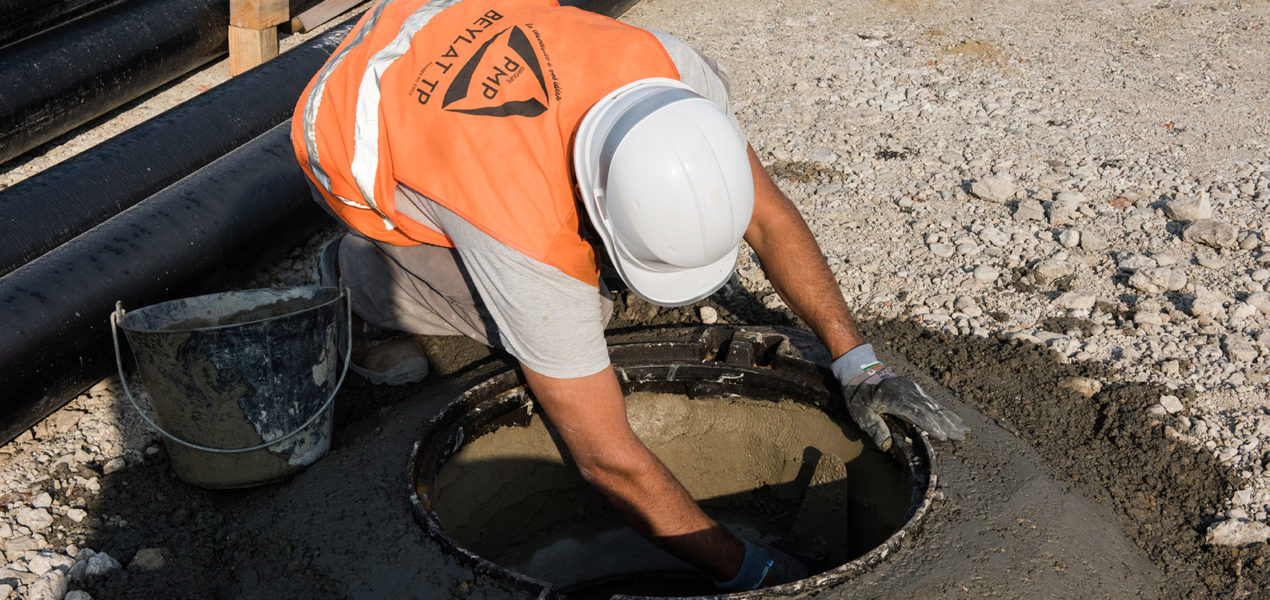 ouvrier travaillant sur le chantier