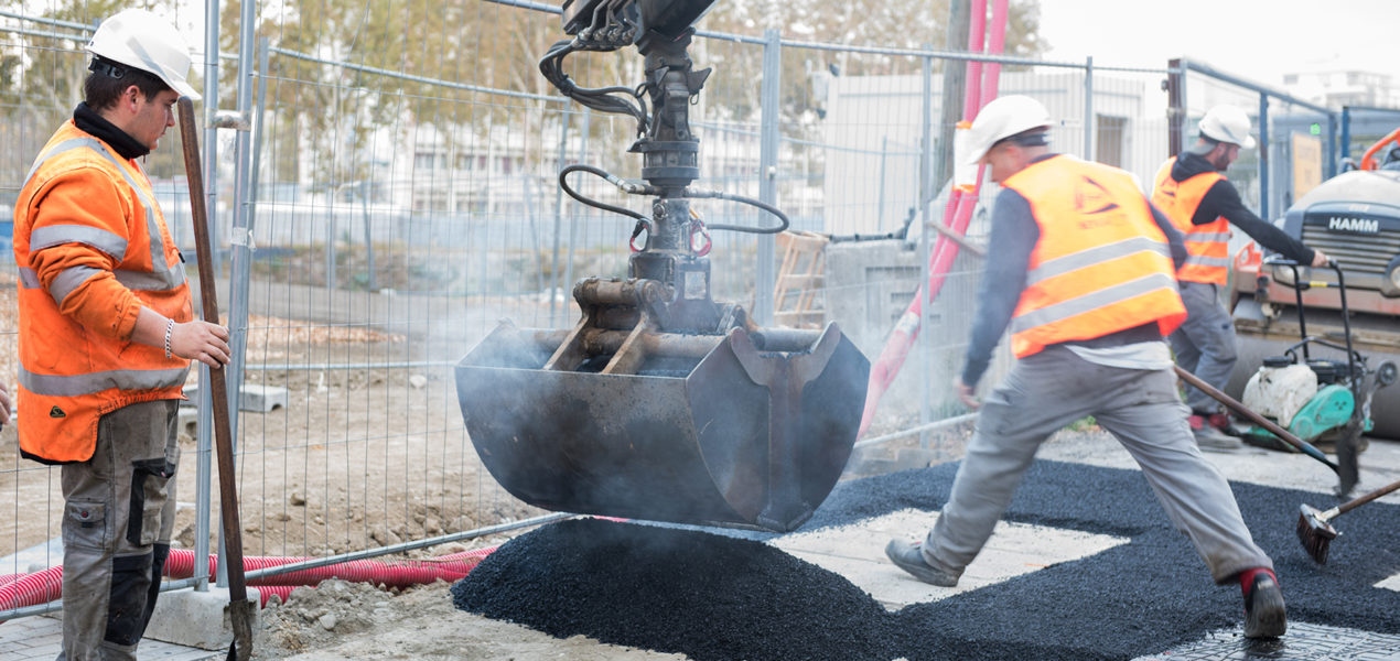 application béton avec deux ouvriers