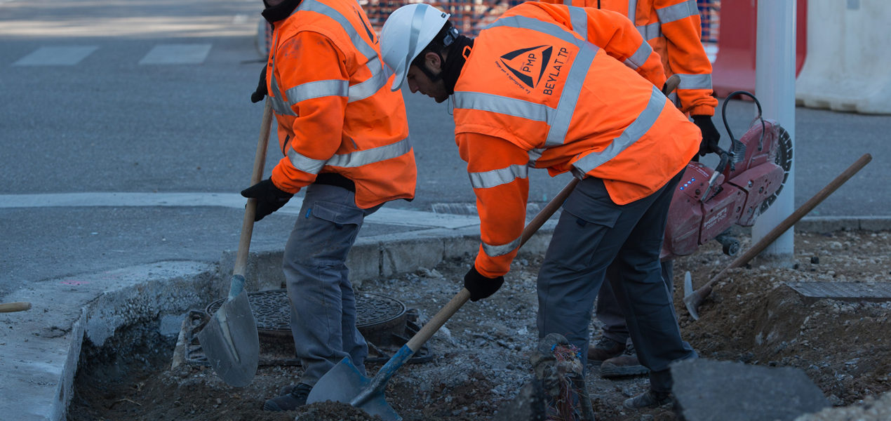 3 ouvrier réalisant des travaux de voirie