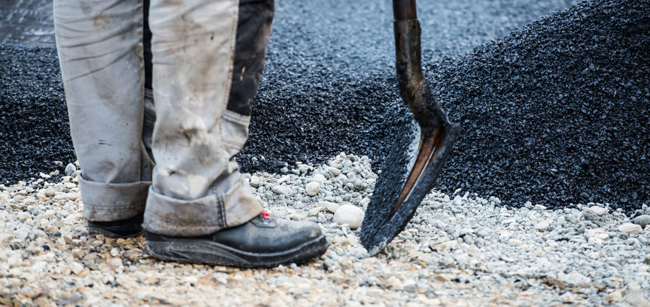 zoom sur pelle et chaussure d'ouvrier